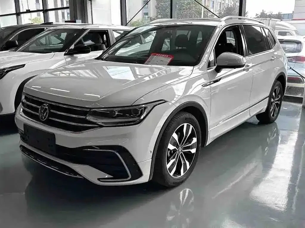 Volkswagen Tiguan L — фото 10