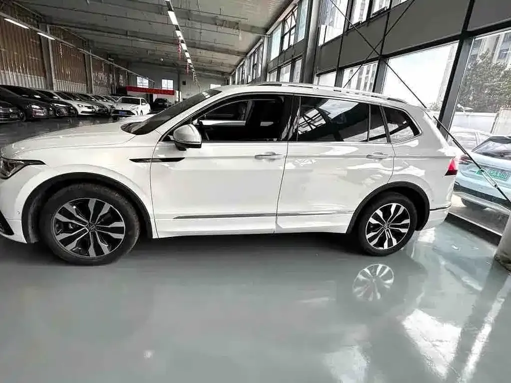 Volkswagen Tiguan L — фото 8