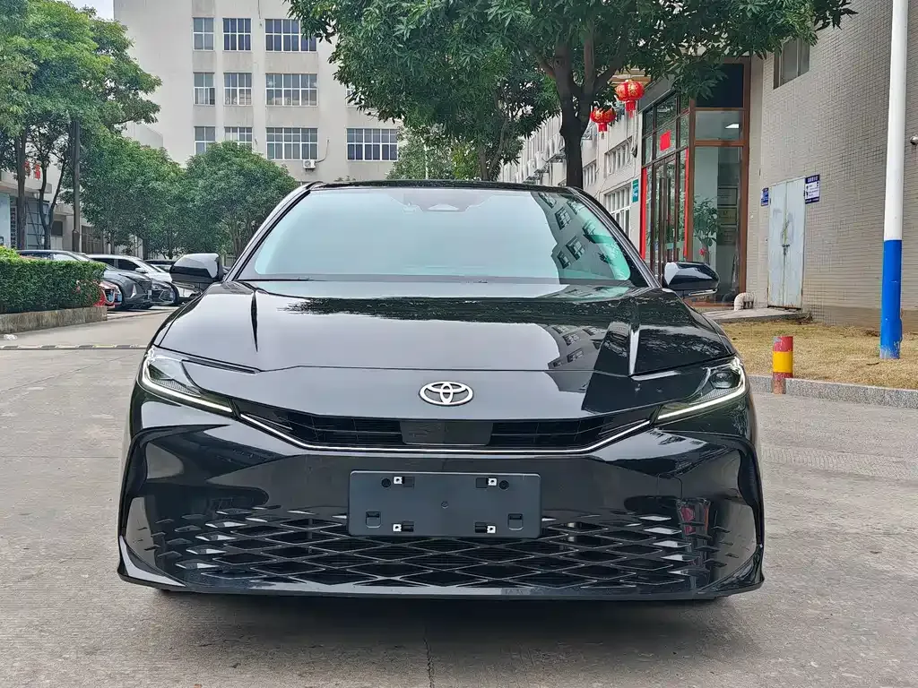 Toyota Camry — фото 5