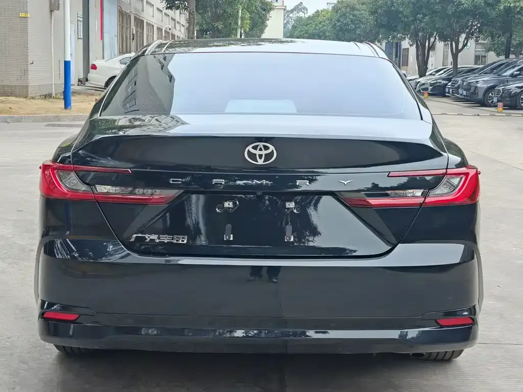 Toyota Camry — фото 2