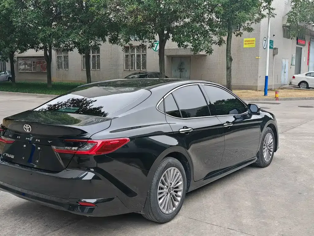 Toyota Camry — фото 8