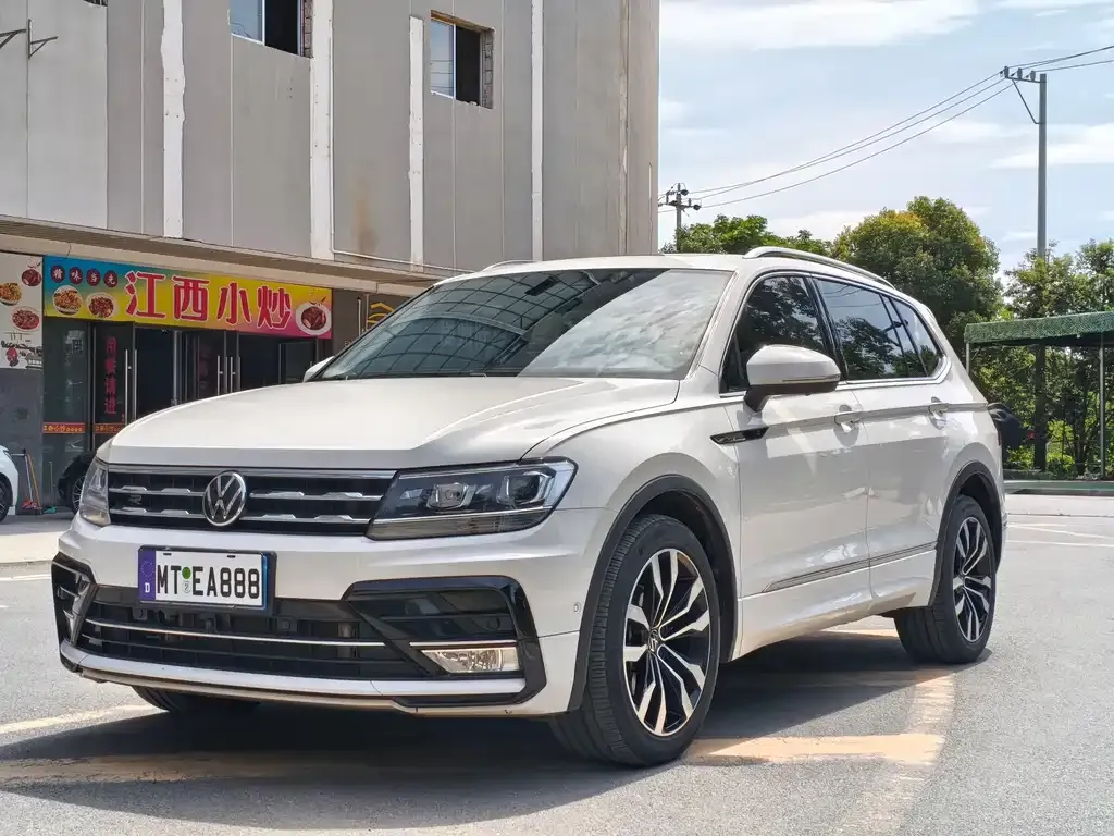 Volkswagen Tiguan L — фото 1