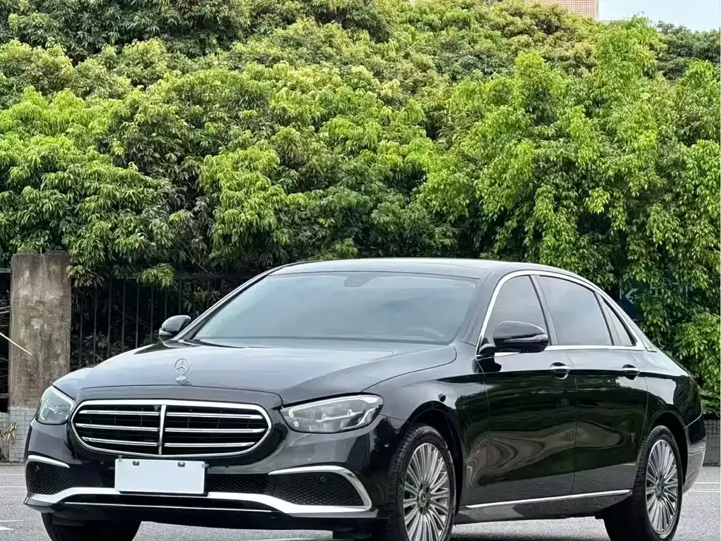Mercedes-Benz E-Class — фото 1