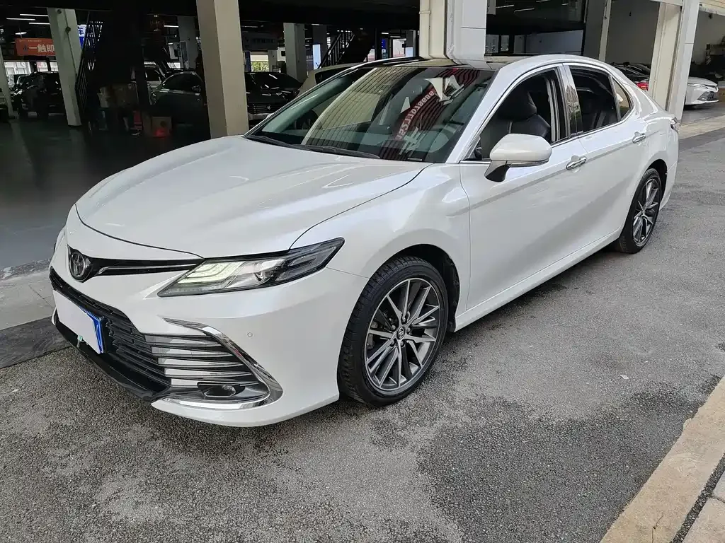 Toyota Camry — фото 1