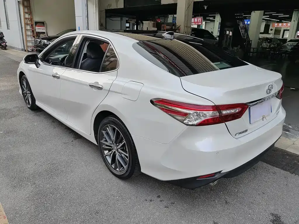 Toyota Camry — фото 7