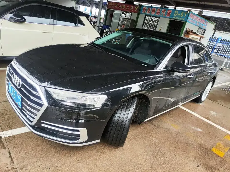Audi A8 — фото 1