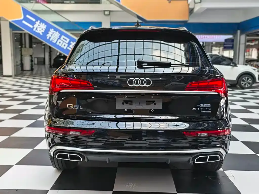 Audi Q5L — фото 10