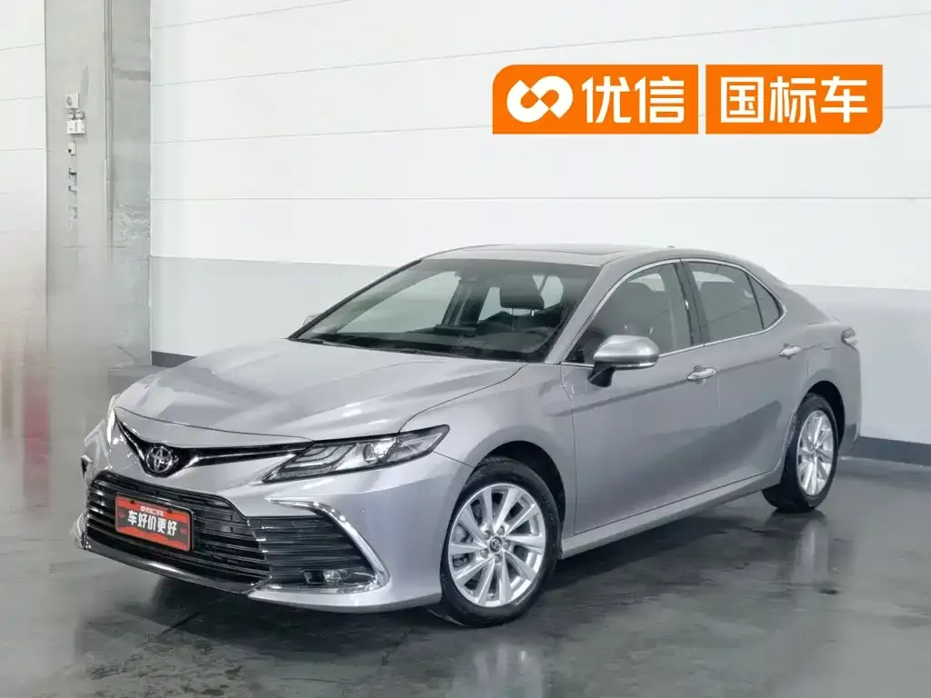 Toyota Camry — фото 1