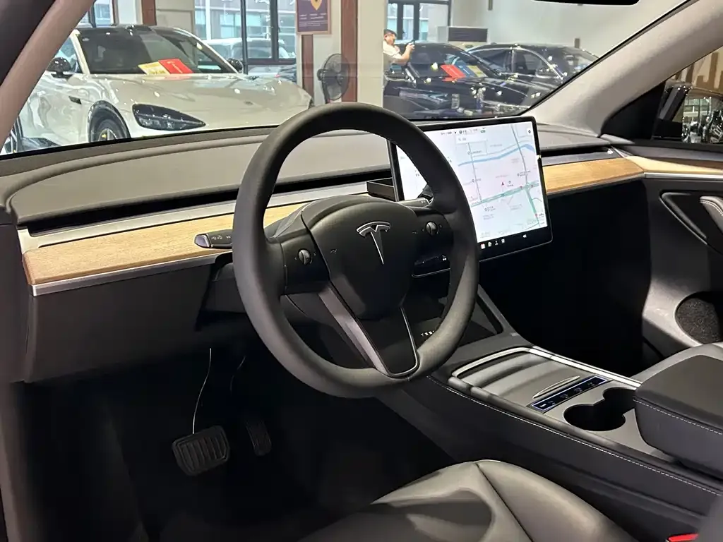 Tesla Model Y — фото 10