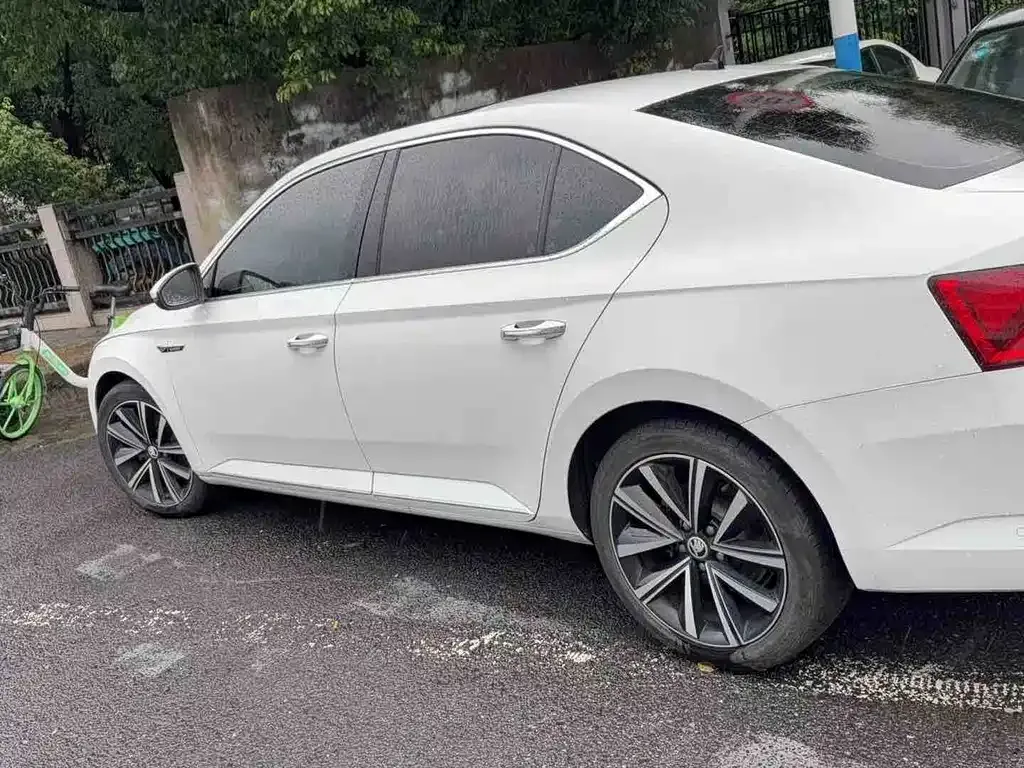 Skoda Superb — фото 5