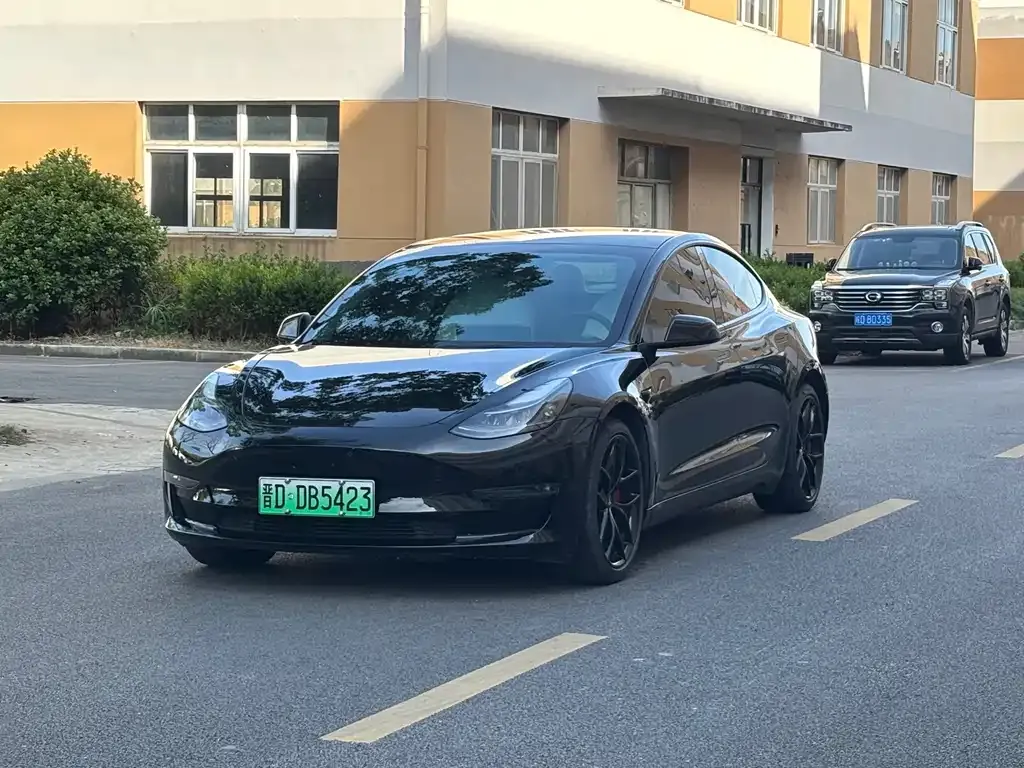 Tesla Model 3 — фото 1