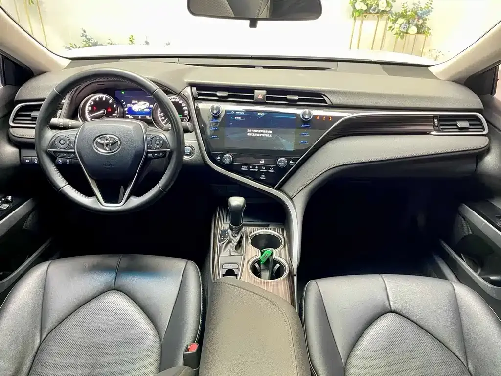 Toyota Camry — фото 9