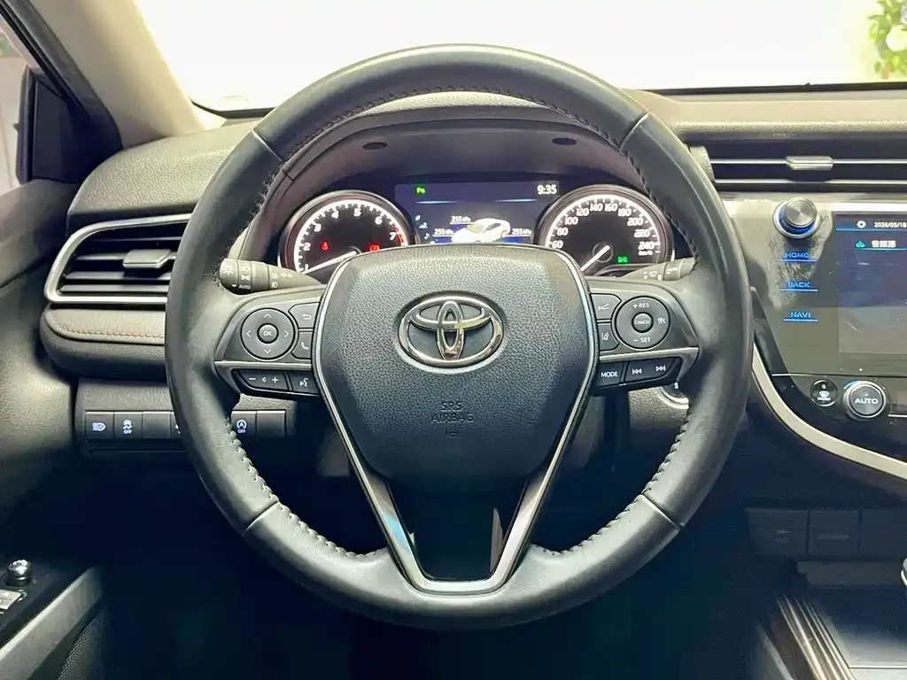 Toyota Camry — фото 7