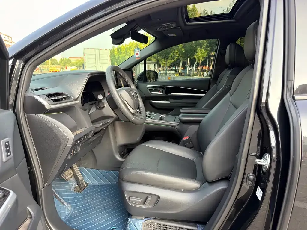 Toyota Granvia — фото 2