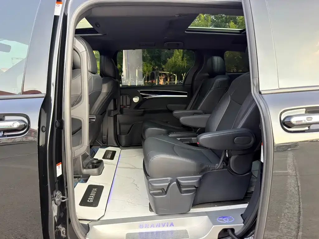 Toyota Granvia — фото 3