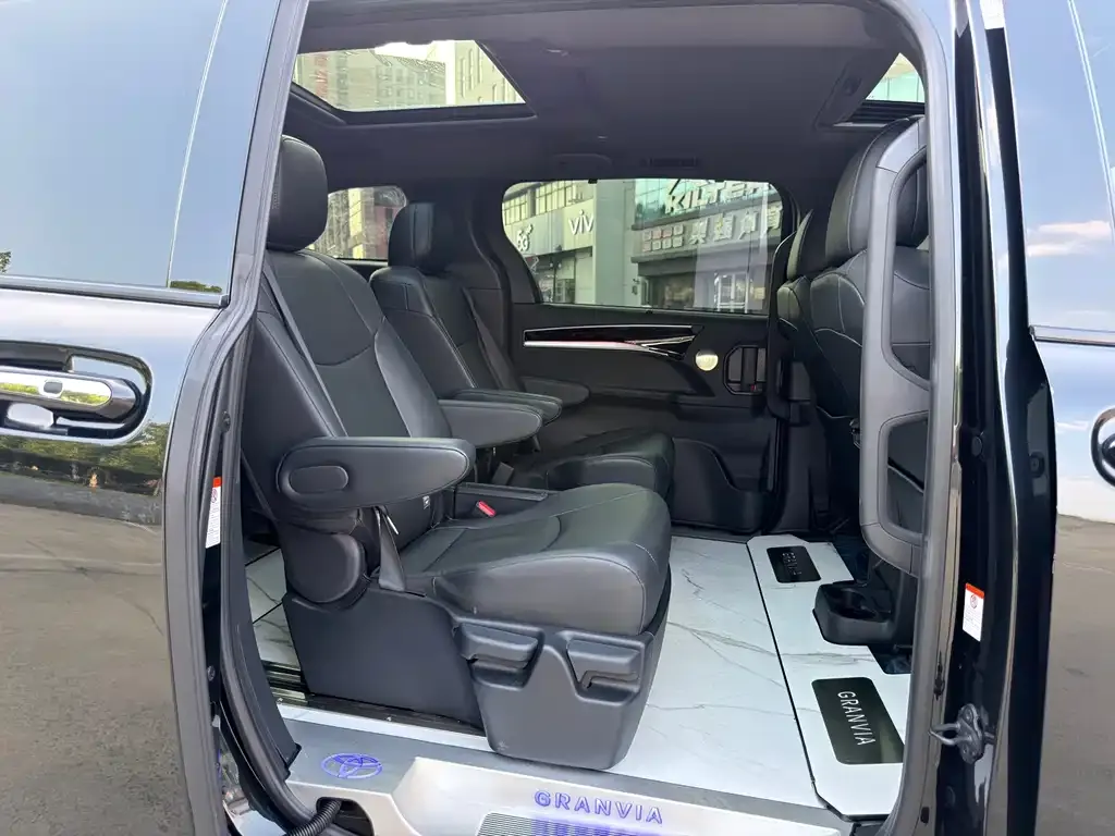 Toyota Granvia — фото 4