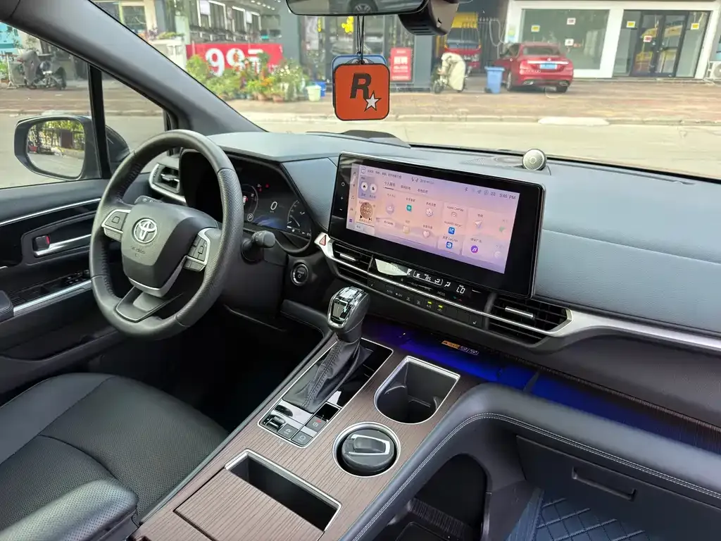 Toyota Granvia — фото 6