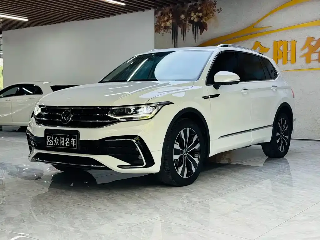 Volkswagen Tiguan L — фото 1