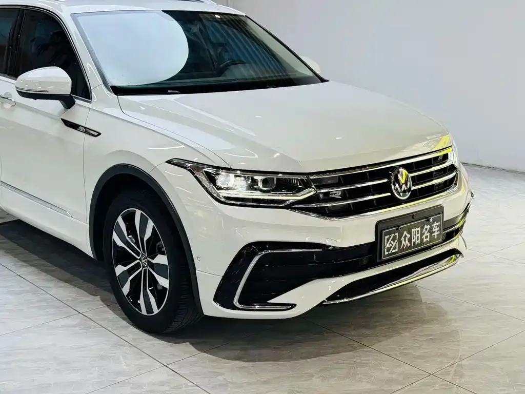 Volkswagen Tiguan L — фото 10