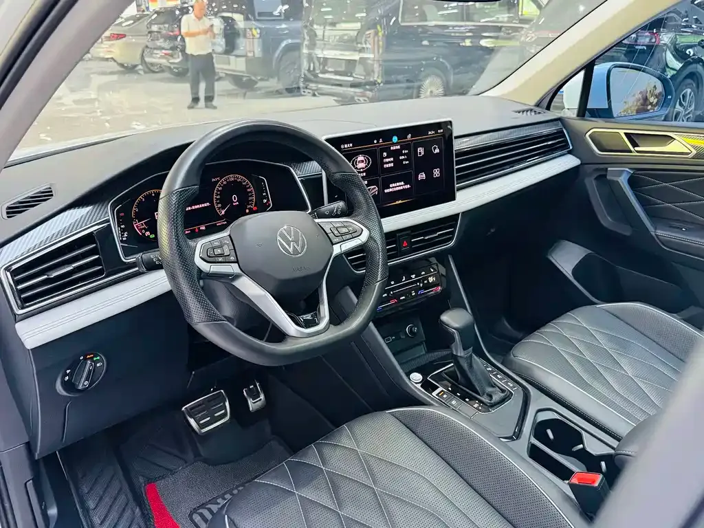 Volkswagen Tiguan L — фото 9