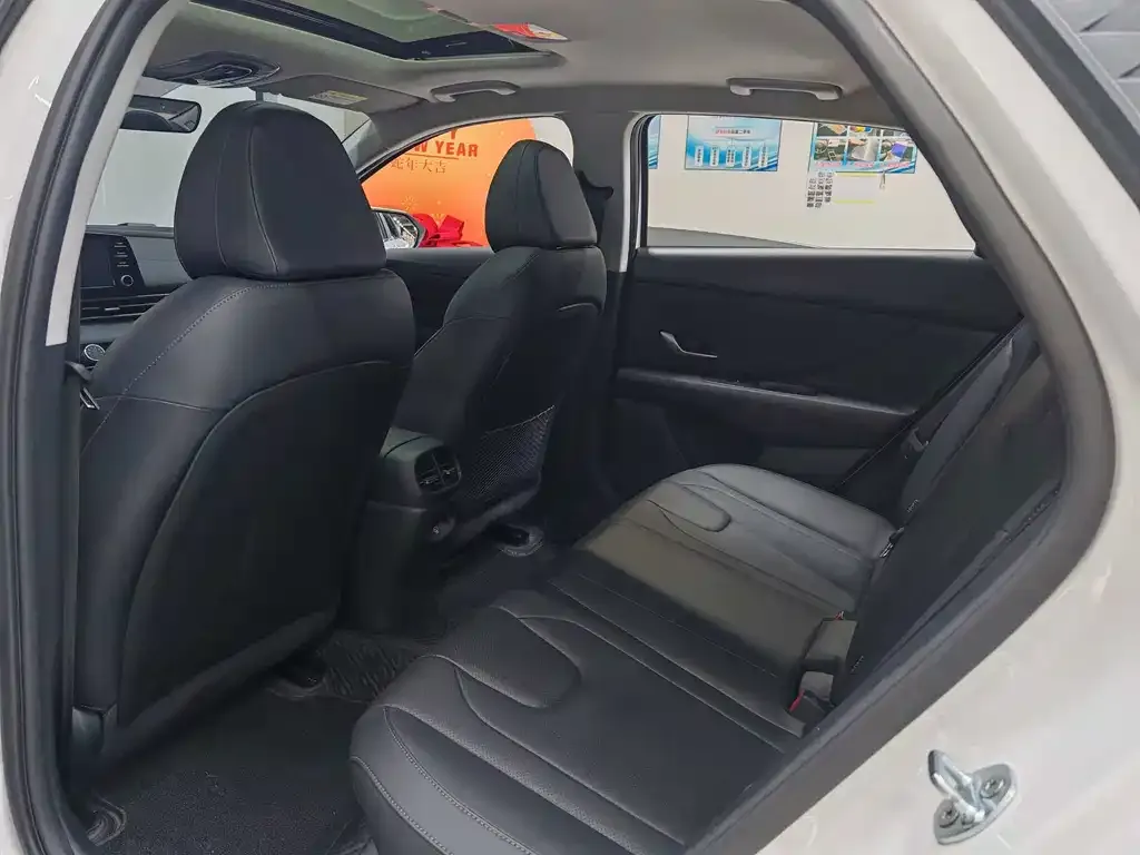 Hyundai Elantra — фото 10