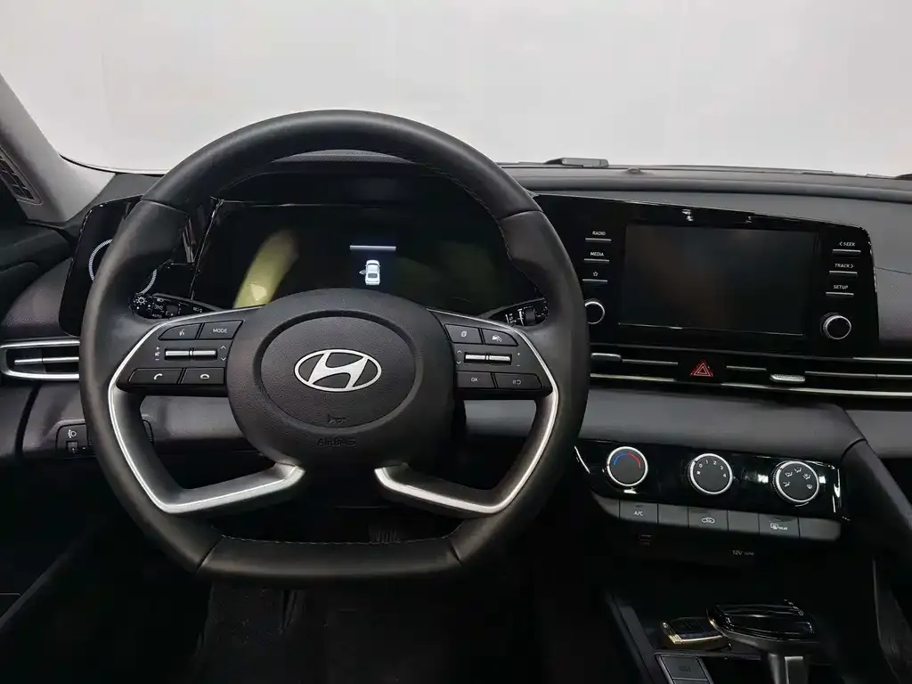 Hyundai Elantra — фото 8