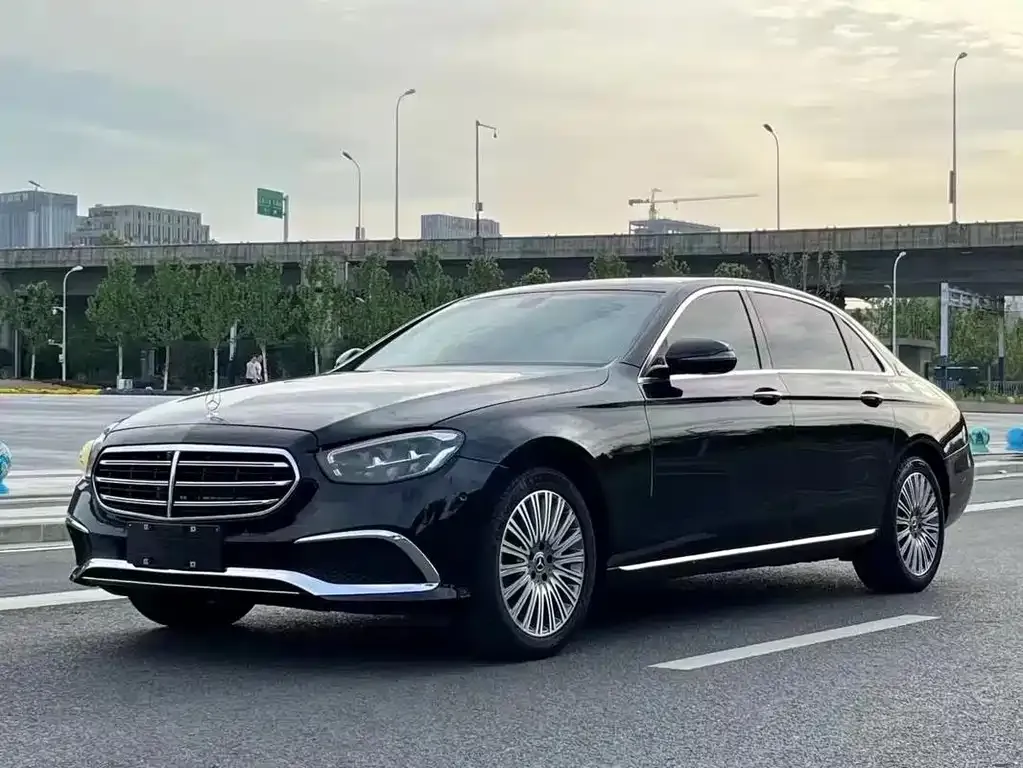 Mercedes-Benz E-Class — фото 1