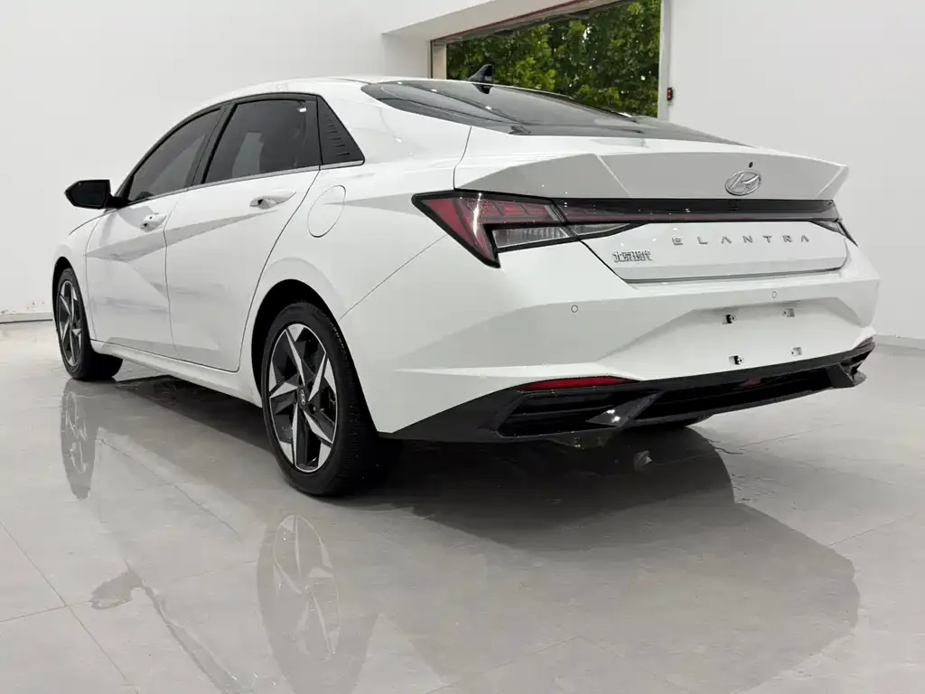 Hyundai Elantra — фото 2