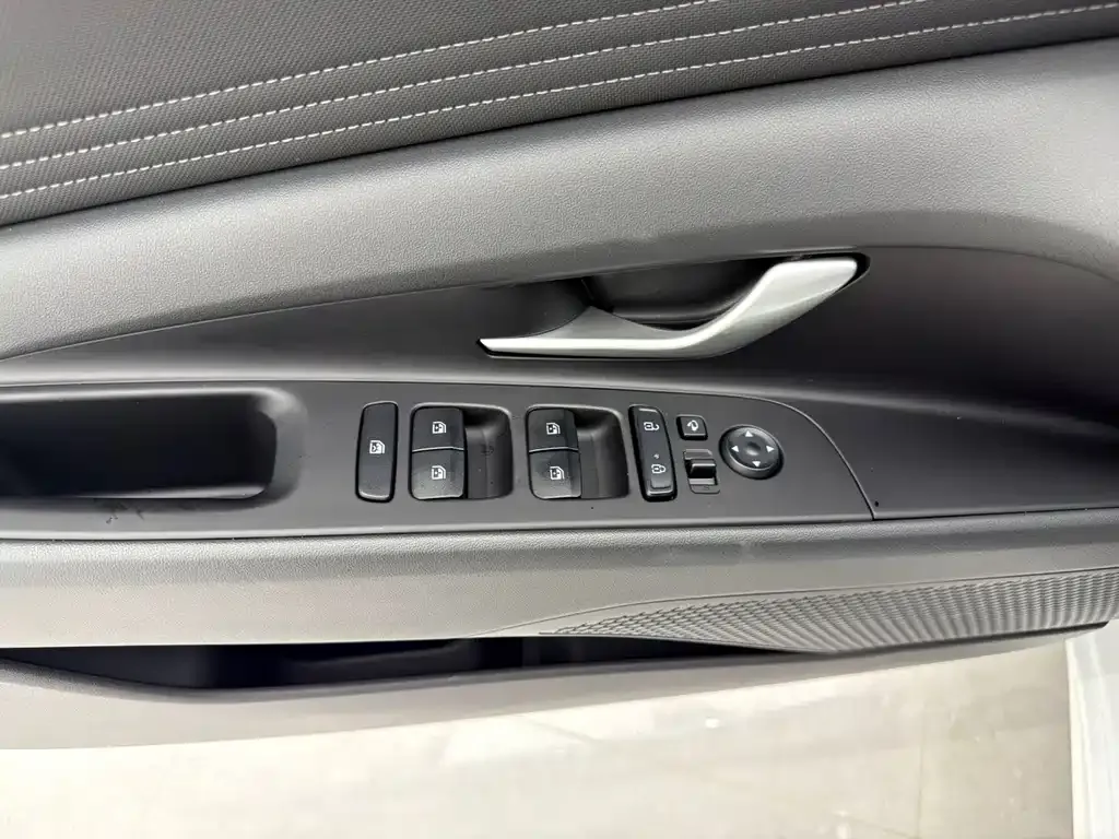 Hyundai Elantra — фото 9