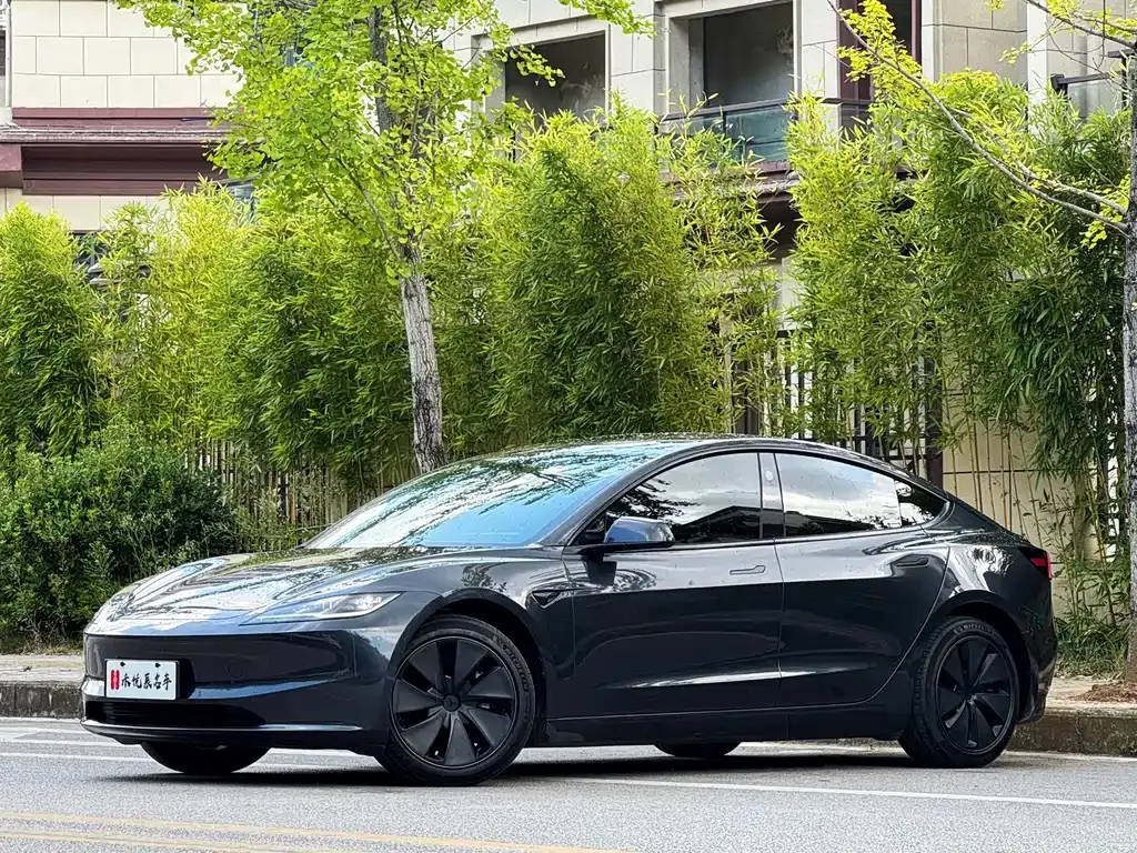Tesla Model 3 — фото 1