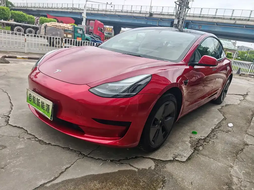 Tesla Model 3 — фото 1