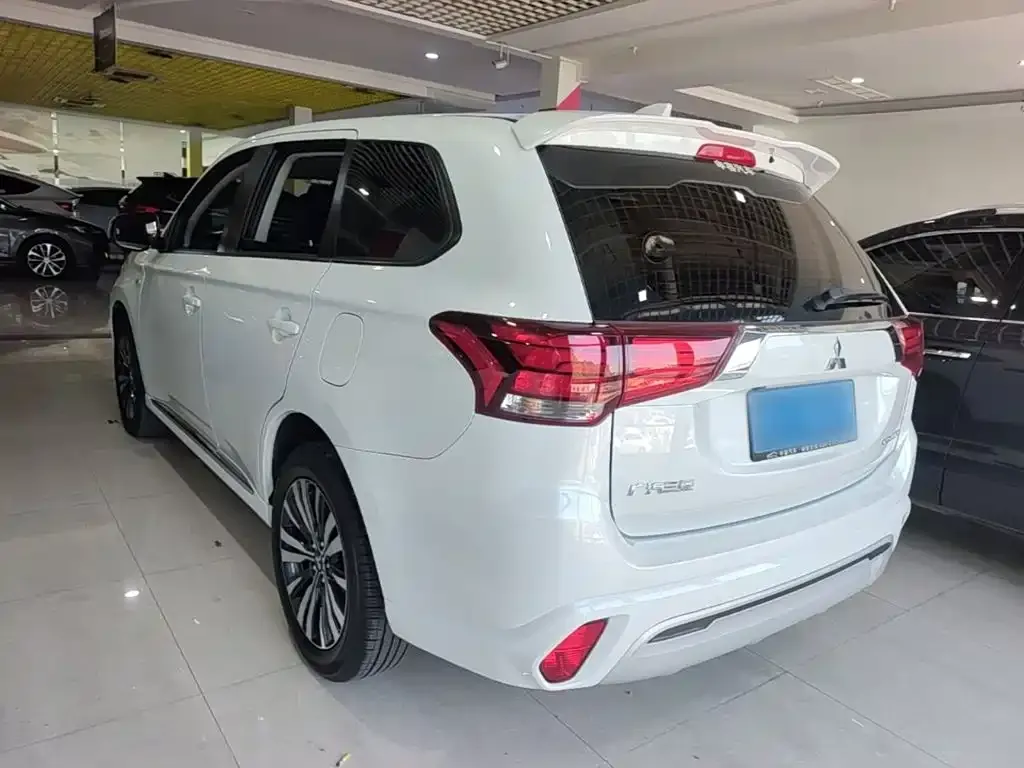 Mitsubishi Outlander — фото 9