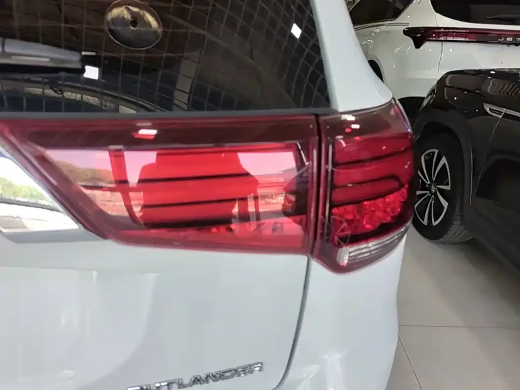 Mitsubishi Outlander — фото 2