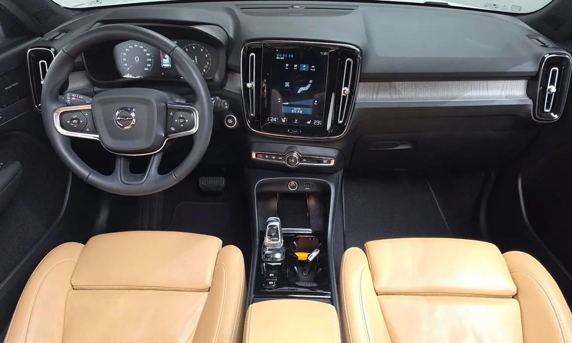 Volvo XC40 — фото 9