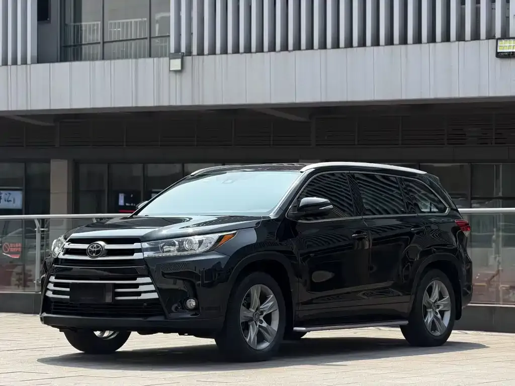 Toyota Highlander — фото 1