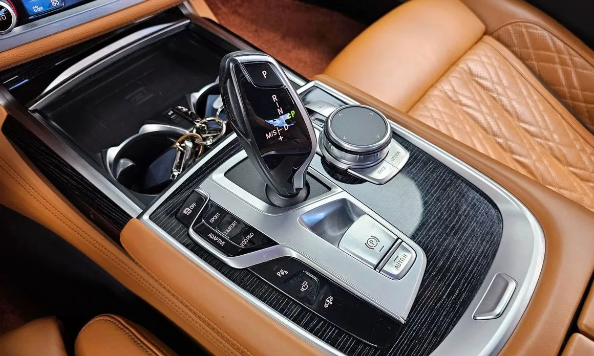 BMW 7-Series — фото 10