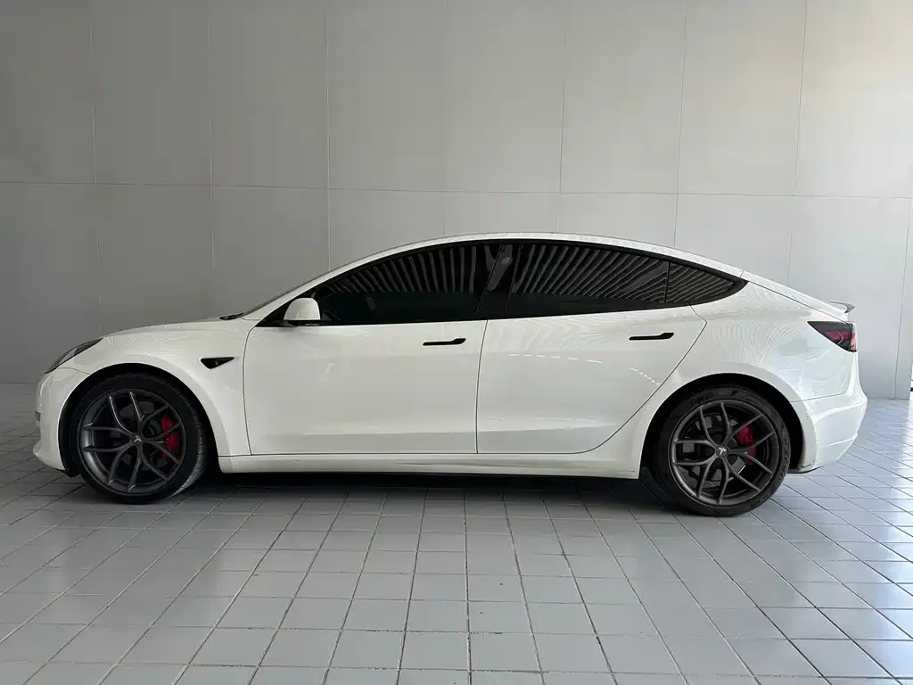 Tesla Model 3 — фото 3