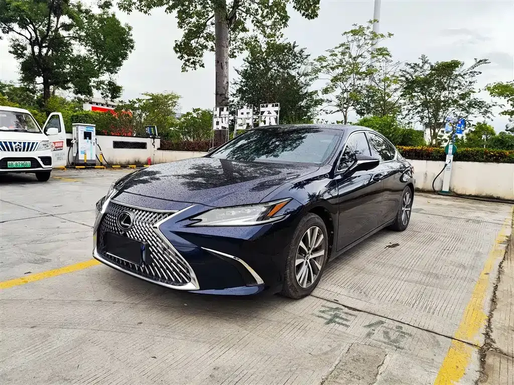 Lexus ES — фото 1