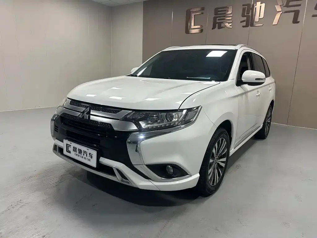 Mitsubishi Outlander — фото 1