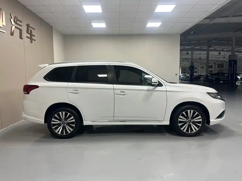 Mitsubishi Outlander — фото 6