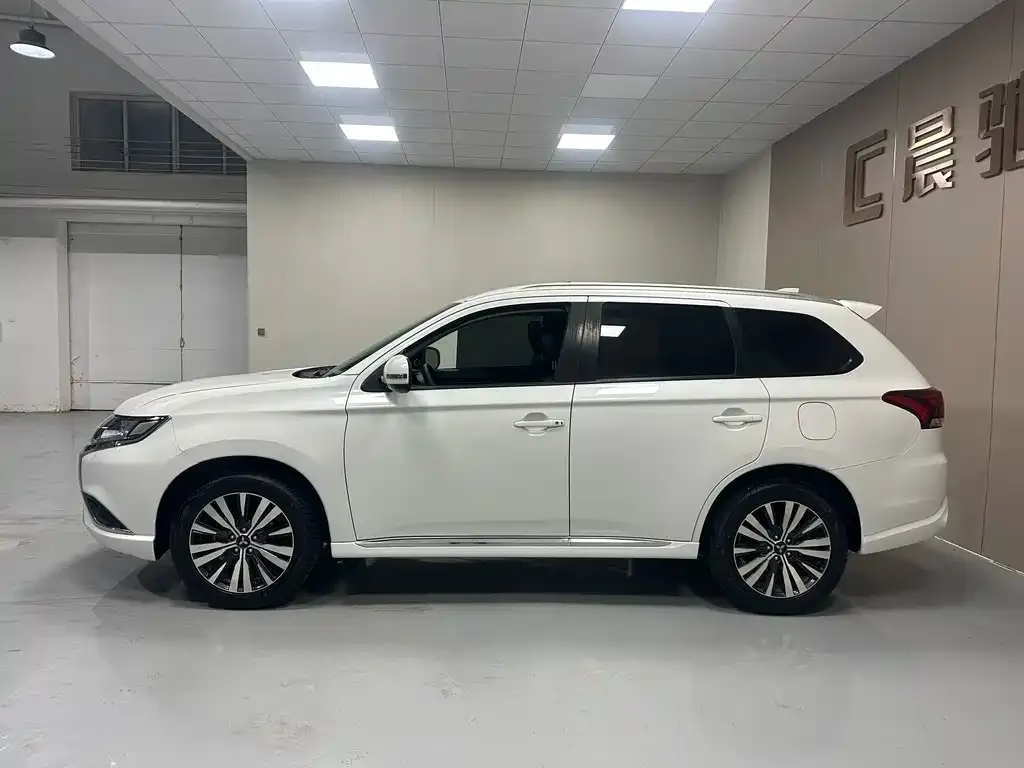 Mitsubishi Outlander — фото 7