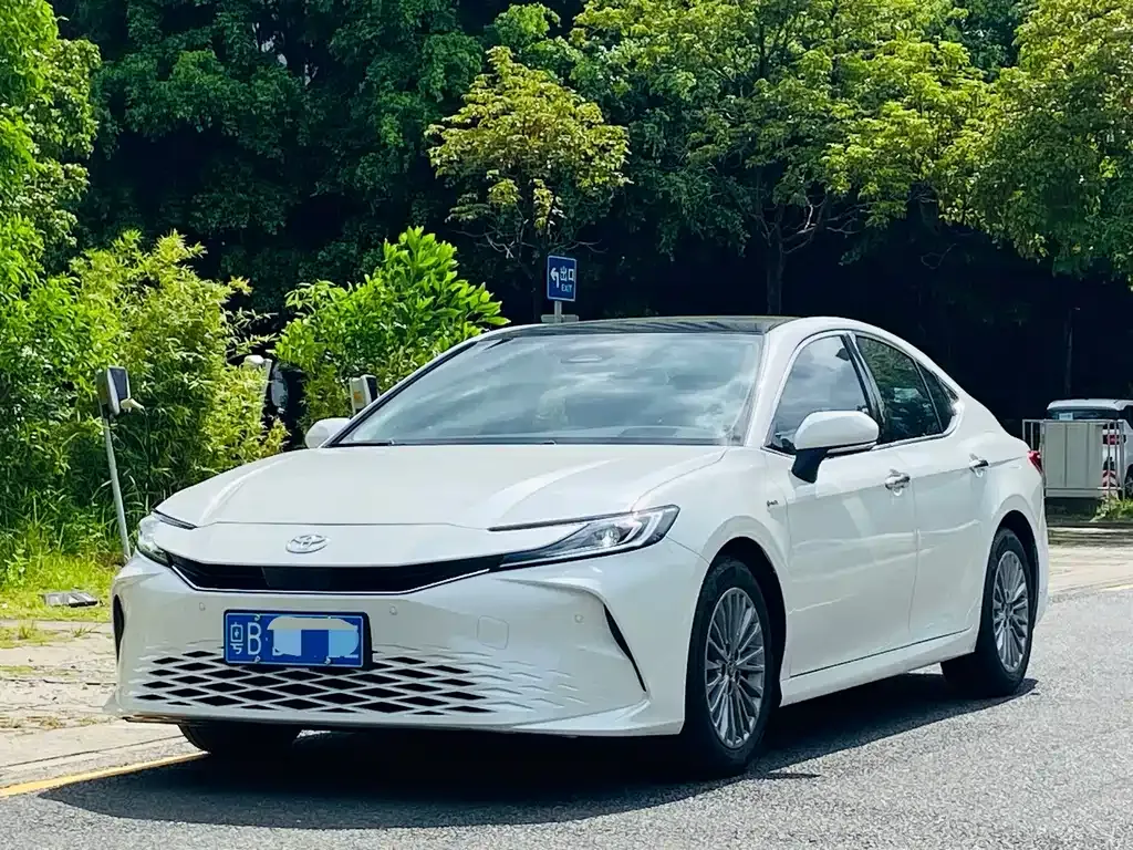 Toyota Camry — фото 1