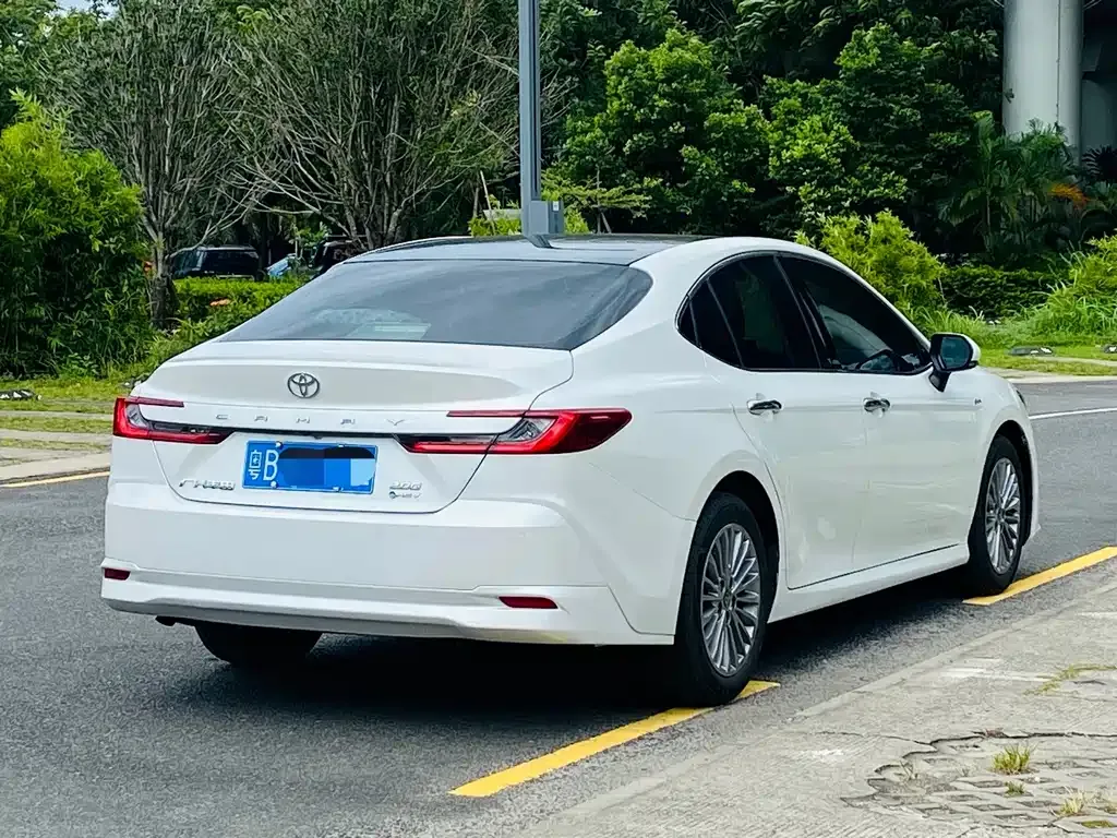 Toyota Camry — фото 9