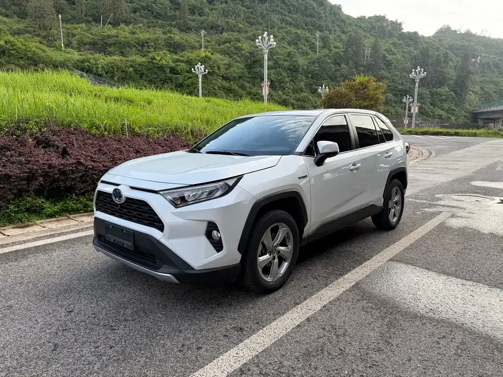 Toyota RAV4 — фото 1