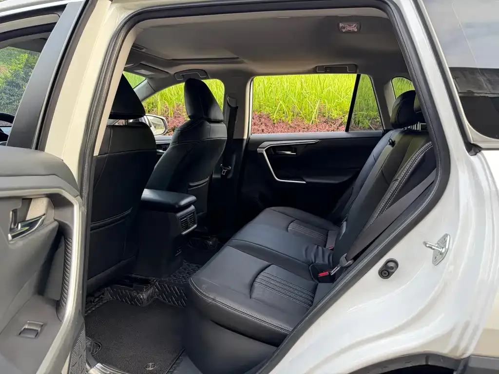 Toyota RAV4 — фото 5