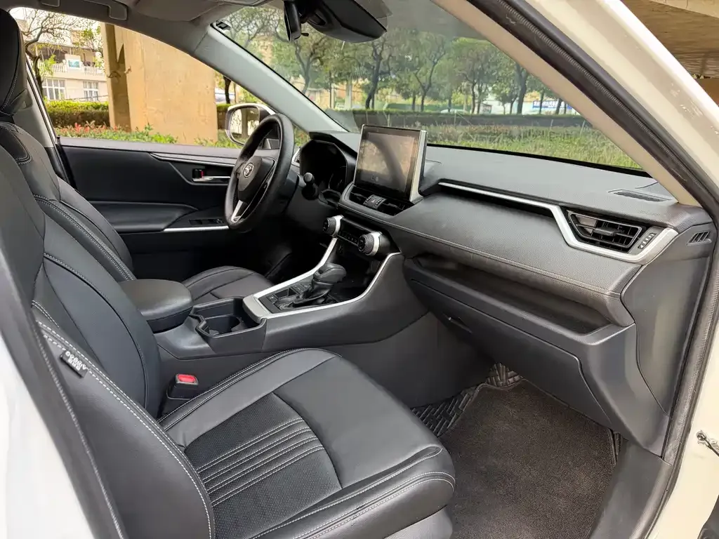 Toyota RAV4 — фото 4