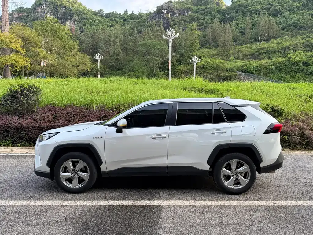 Toyota RAV4 — фото 9