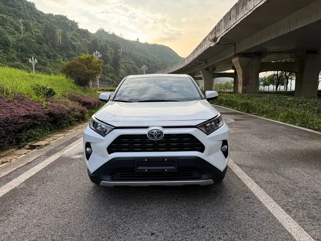 Toyota RAV4 — фото 6