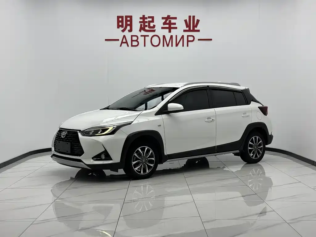 Toyota Yaris L — фото 1