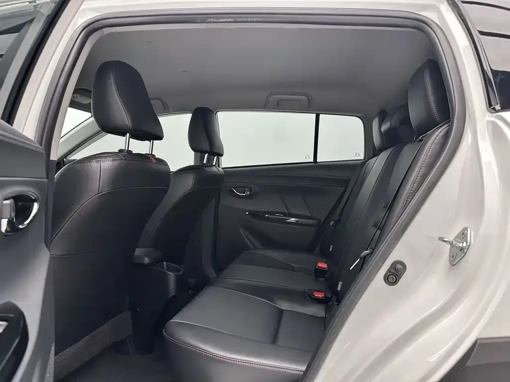 Toyota Yaris L — фото 7